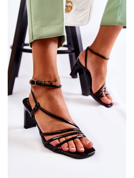 Klasikiniai lakuoti sandalai ant kulno juodi Milani