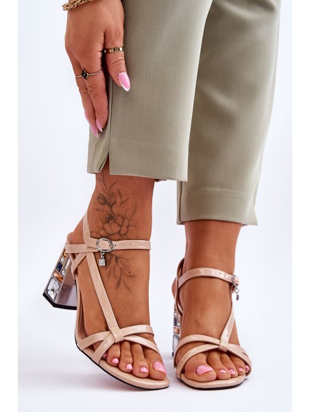 Lakuoti sandalai ant dekoratyvinio kulno D&A CR-232 smėlio spalvos