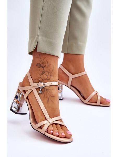 Lakuoti sandalai ant dekoratyvinio kulno D&A CR-232 smėlio spalvos