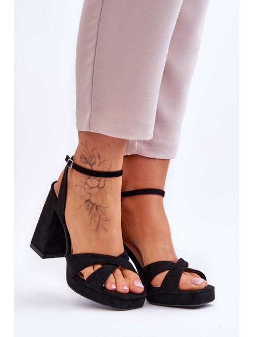 Zomšiniai kvadratiniai aukštakulniai sandalai, juodi galingi Zomšiniai kvadratiniai aukštakulniai sandalai, juodi galingi