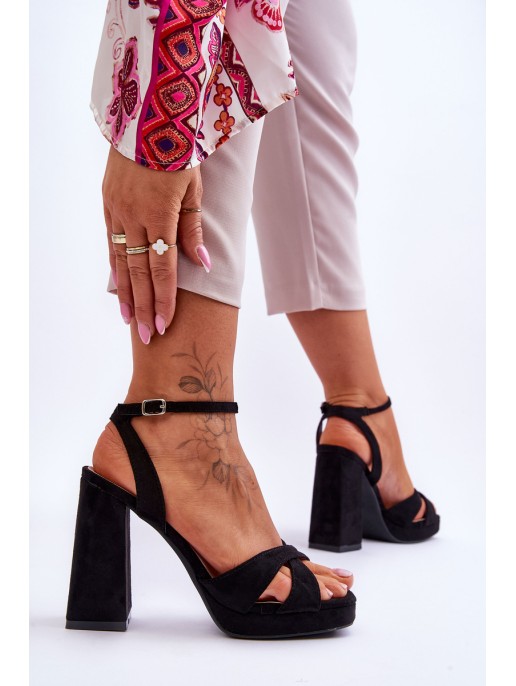 Zomšiniai kvadratiniai aukštakulniai sandalai, juodi galingi Zomšiniai kvadratiniai aukštakulniai sandalai, juodi galingi