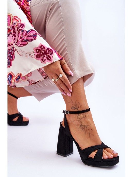 Zomšiniai kvadratiniai aukštakulniai sandalai, juodi galingi Zomšiniai kvadratiniai aukštakulniai sandalai, juodi galingi