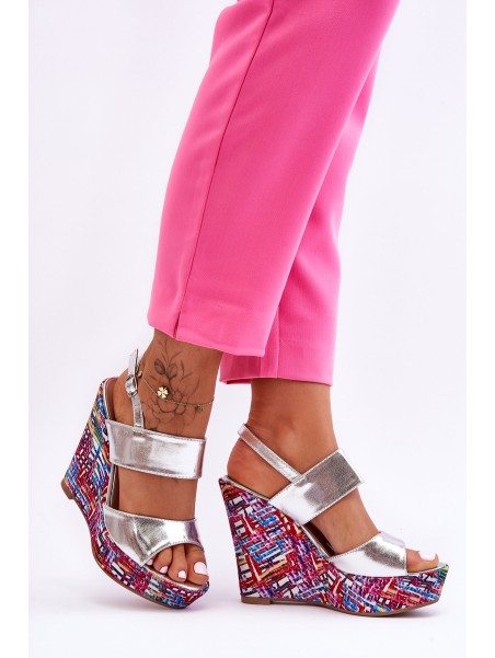 Moteriški sandalai su pleištiniais sidabriniais kalderiais