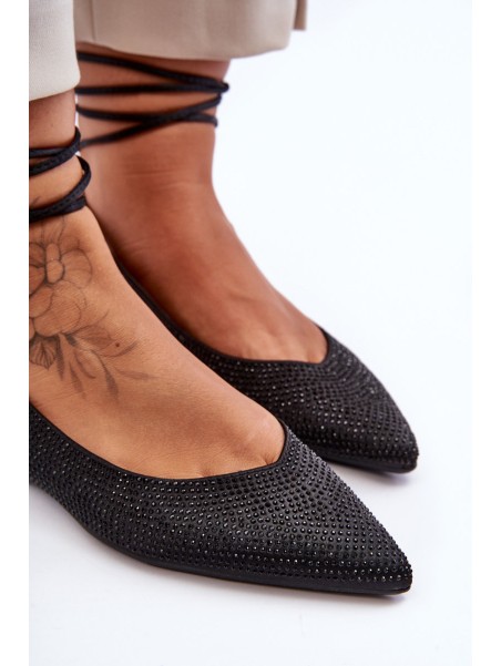 Suvarstomi moteriški baleto apartamentai, papuošti smeigėmis, juodos spalvos