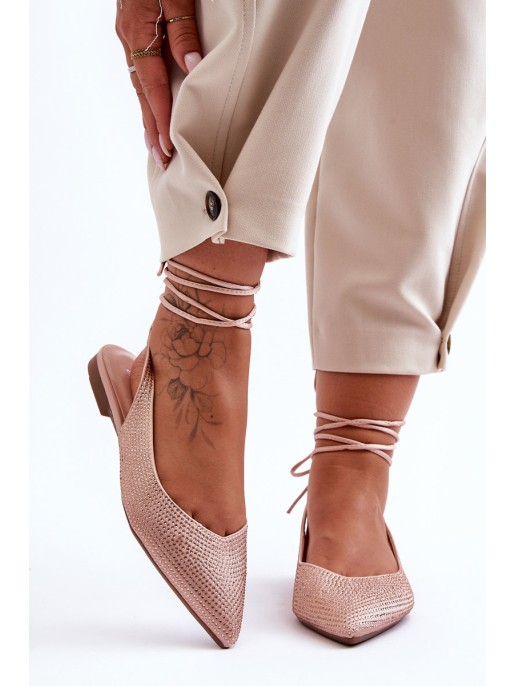 Moteriški suvarstomi baleto apartamentai, puošti smėlinės spalvos smeigtukais