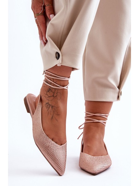 Moteriški suvarstomi baleto apartamentai, puošti smėlinės spalvos smeigtukais