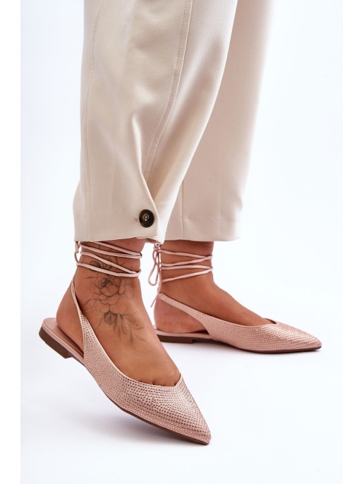 Moteriški suvarstomi baleto apartamentai, puošti smėlinės spalvos smeigtukais