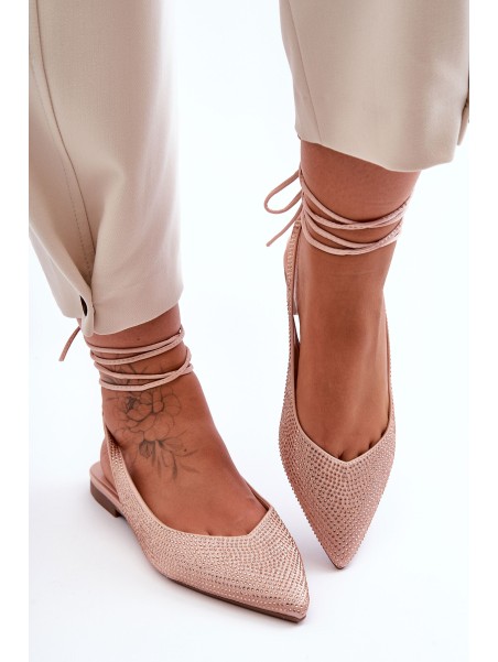 Moteriški suvarstomi baleto apartamentai, puošti smėlinės spalvos smeigtukais