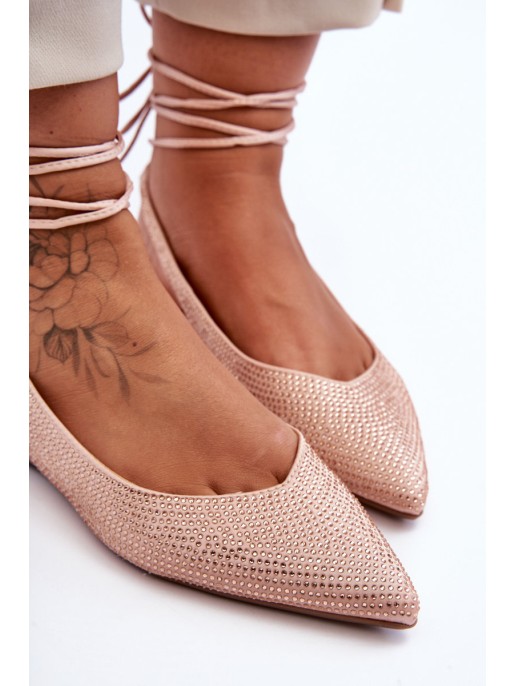 Moteriški suvarstomi baleto apartamentai, puošti smėlinės spalvos smeigtukais