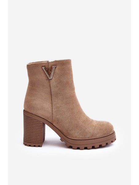 Moteriški zomšiniai batai ant kulno su dekoracija smėlio spalvos, stiprūs