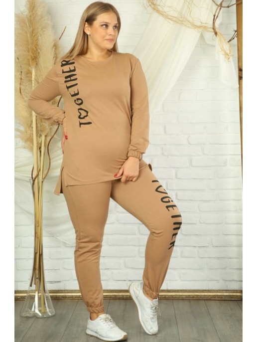 Vienkāršs atpūtas uzvalks ar uzrakstiem Vienkāršs atpūtas uzvalks ar uzrakstiem