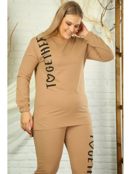 Paprastas laisvalaikio kostiumas su užrašais Paprastas laisvalaikio kostiumas su užrašais