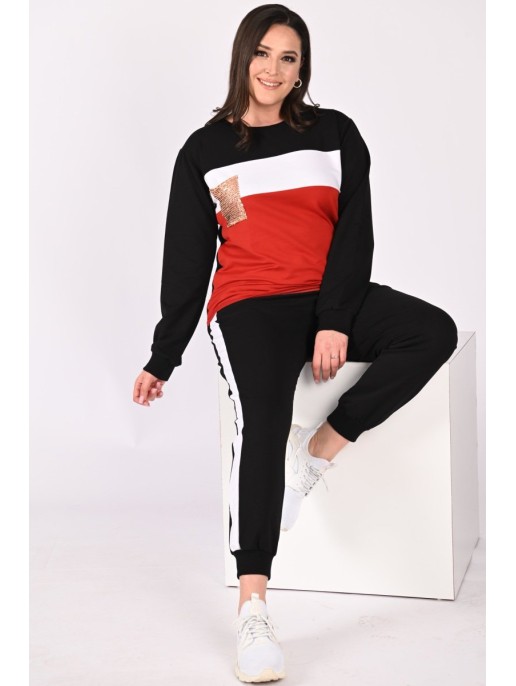 Женский костюм для спорта и отдыха. Женский костюм для спорта и отдыха.