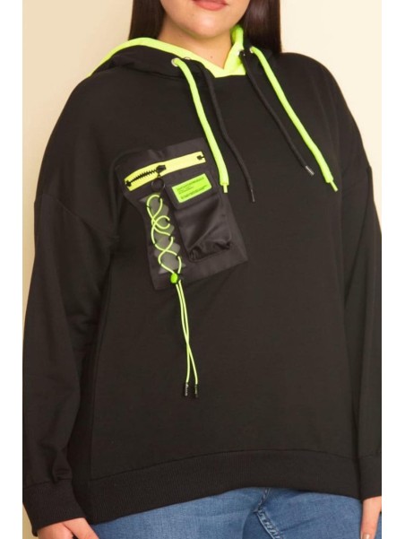 Стильный свитер оверсайз с капюшоном.