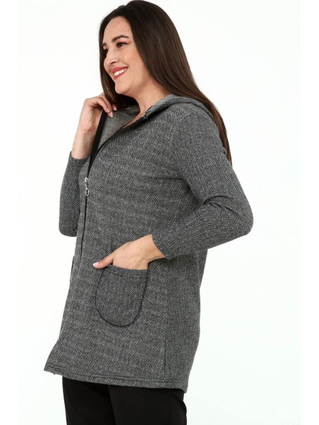 Женский джемпер на молнии и карманах.