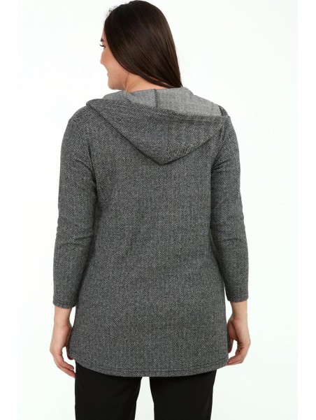 Женский джемпер на молнии и карманах.