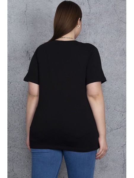 Черная модная футболка с аппликациями