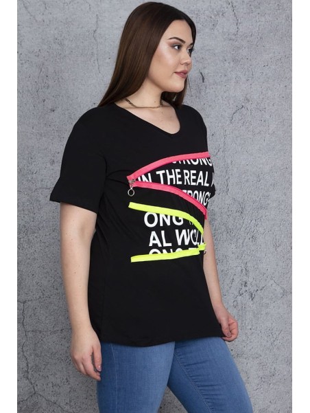 Черная модная футболка с аппликациями