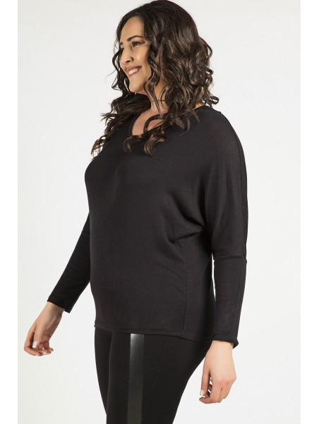 Стильная черная блузка с длинными рукавами.