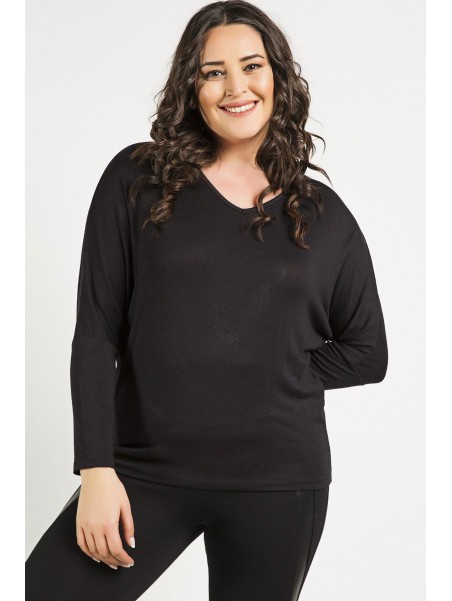 Стильная черная блузка с длинными рукавами.