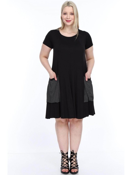 Juoda suknelė su priekinėmis kišenėmis Juoda suknelė su priekinėmis kišenėmis