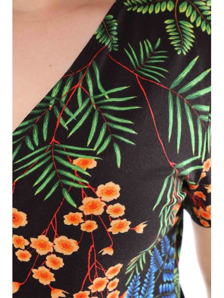 Платье с короткими рукавами и вырезом