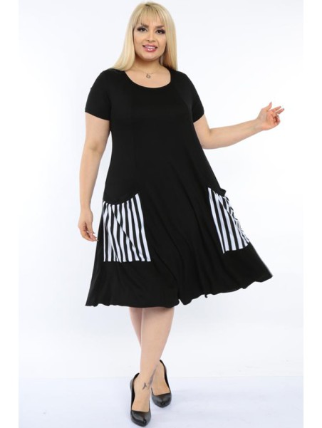 Juoda suknelė su dryžuotomis kišenėmis