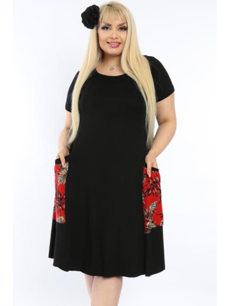 Platėjanti juodos spalvos suknelė