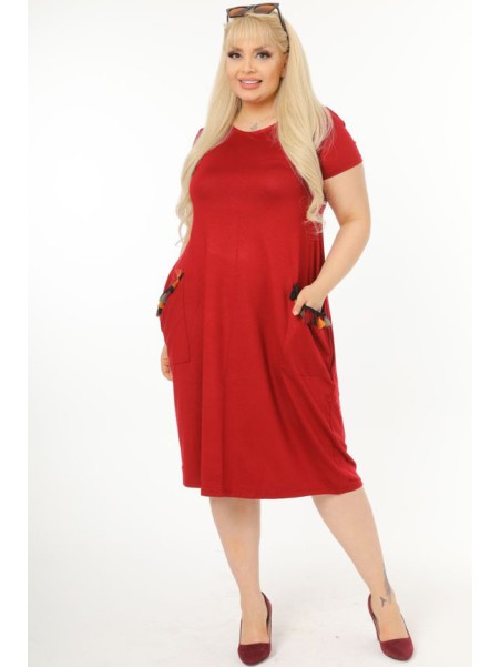 Темно-красное летнее платье с карманами.