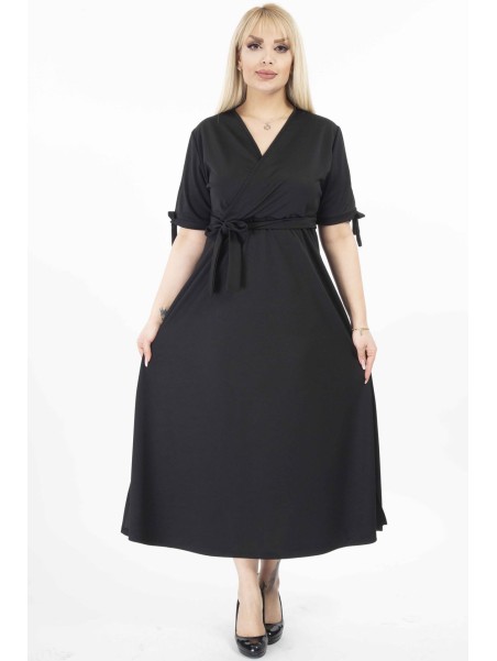 Ilga juoda suknelė su iškirpte