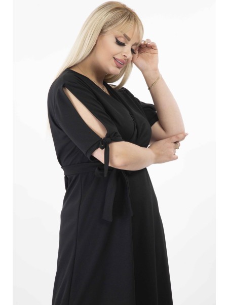 Ilga juoda suknelė su iškirpte