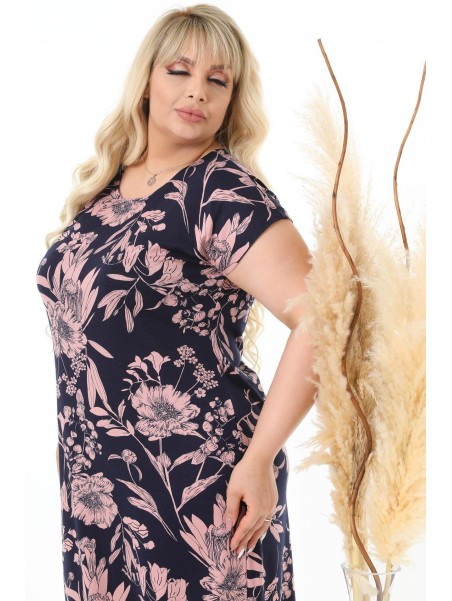 Простое женское платье с короткими рукавами.