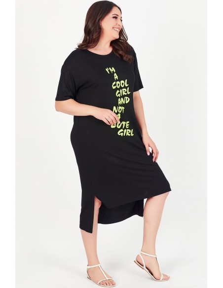 Melna kleita ar uzrakstiem