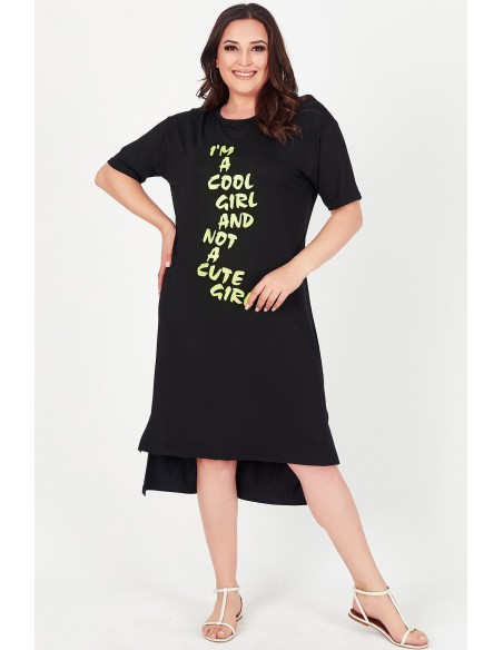 Juoda suknelė su užrašais