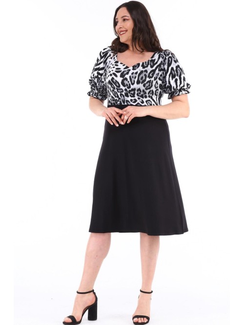 Suknelė su iškirpte Suknelė su iškirpte