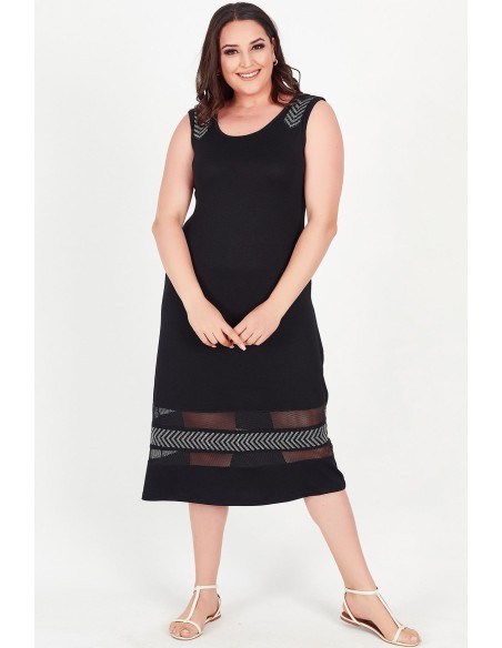 Модное черное платье на бретелях.