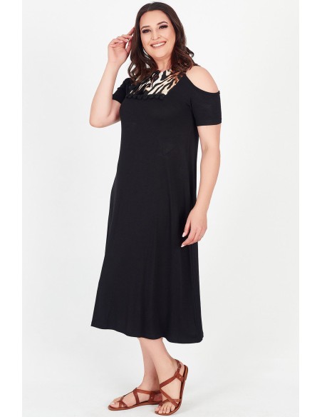 Must lõhikutega kleit