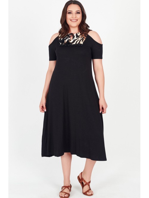 Juoda suknelė su prakarpomis Juoda suknelė su prakarpomis