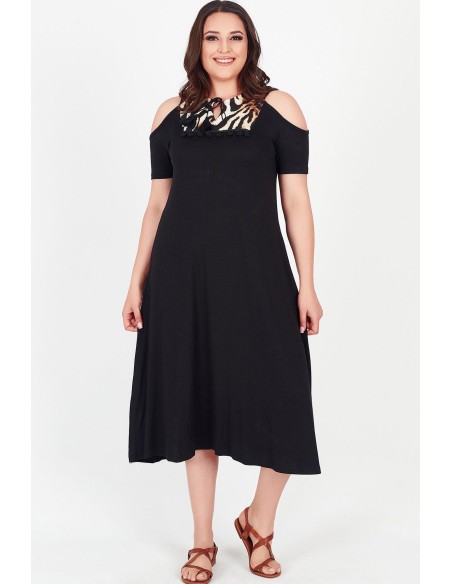 Melna kleita ar šķēlumiem