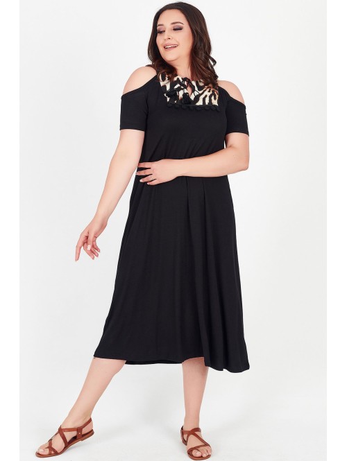 Melna kleita ar šķēlumiem Melna kleita ar šķēlumiem