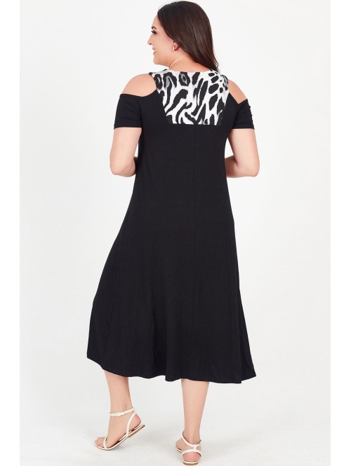 Juoda suknelė su gyvūnų kailio motyvais Juoda suknelė su gyvūnų kailio motyvais