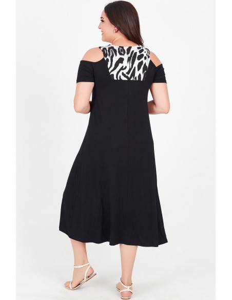 Melna kleita ar dzīvnieku kažokādas motīviem