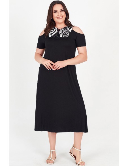 Juoda suknelė su gyvūnų kailio motyvais