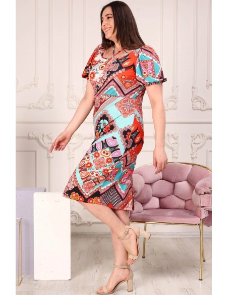 Платье с короткими рукавами разных цветов.