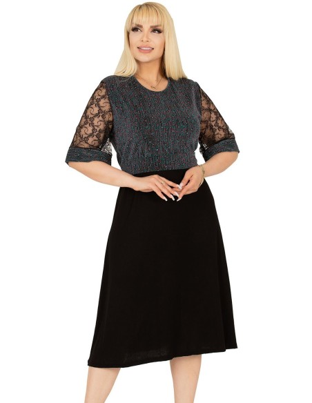 Kaunistatud varrukate ja rihmaga kleit