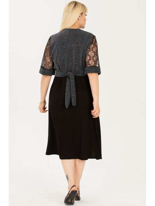 Kaunistatud varrukate ja rihmaga kleit Kaunistatud varrukate ja rihmaga kleit