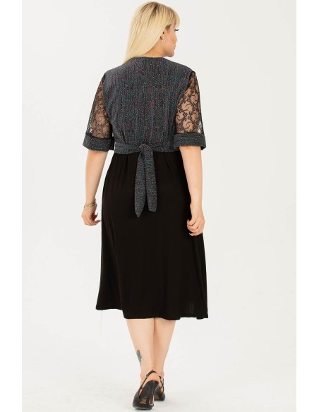 Kaunistatud varrukate ja rihmaga kleit