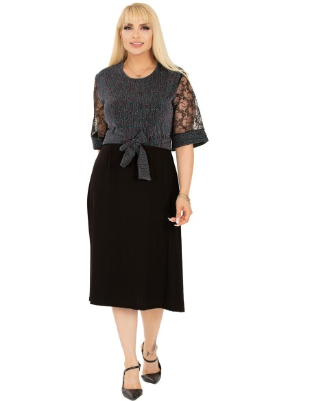 Kaunistatud varrukate ja rihmaga kleit