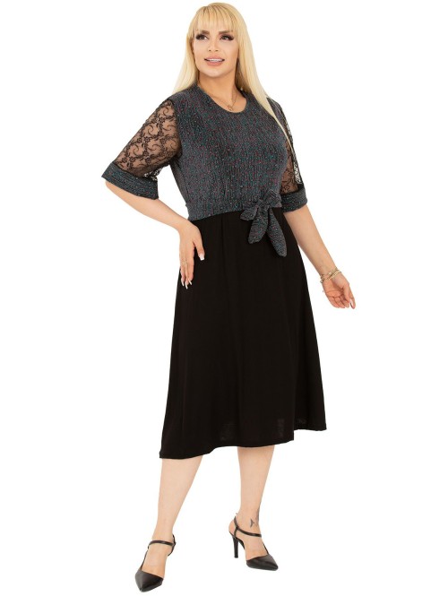 Kleita ar izrotātām piedurknēm un... Kleita ar izrotātām piedurknēm un...