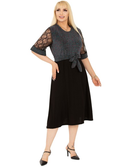 Suknelė su puošniomis rankovėmis ir dirželiu